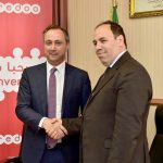 Le PDG de la Badr et le DG d'Ooredoo lors de la cérémonie de signature. D. R.